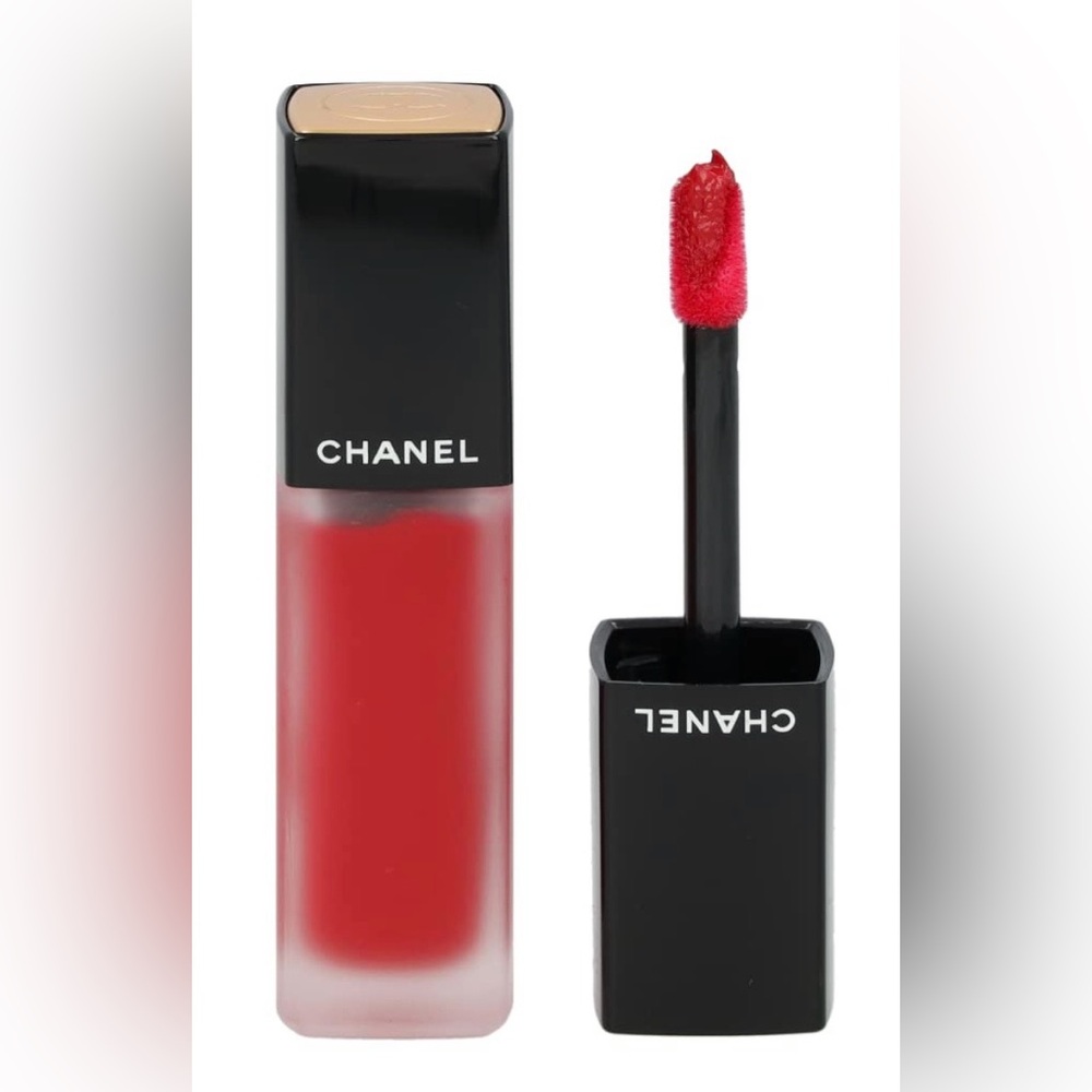 CHANEL Velvet Liquid Lipstick in Classic Red